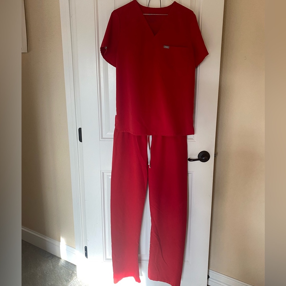 Red Figs brand scrub set